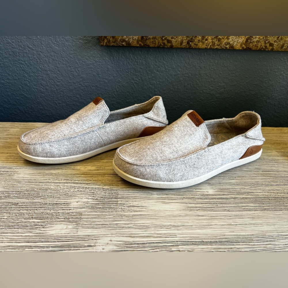OluKai Men's Manoa Hulu Slip-On Loafers - Light Gray and Brown
